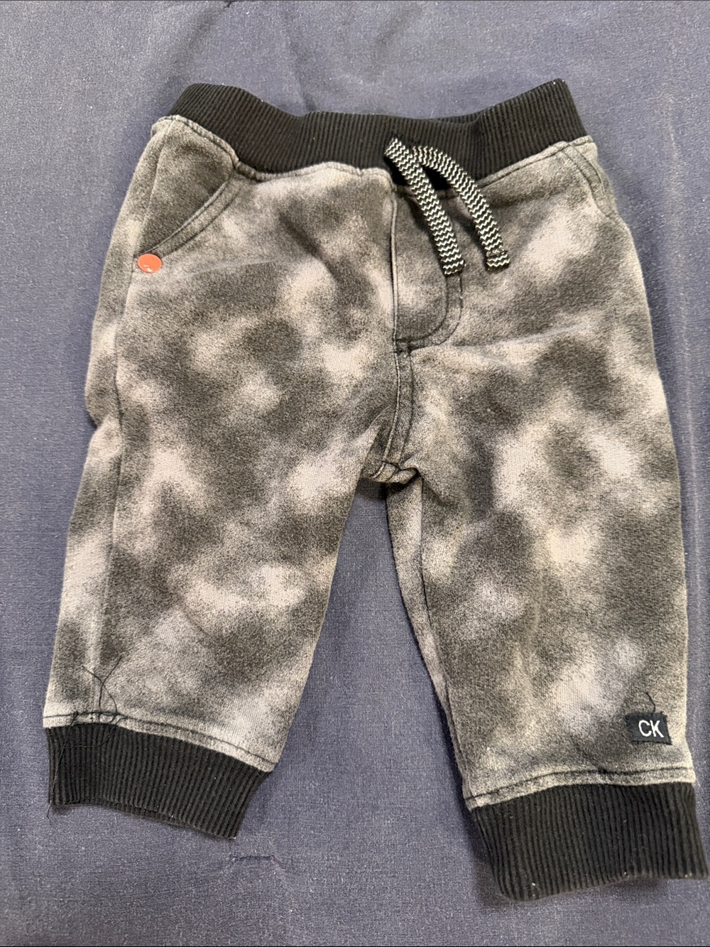 🍎5/$35🍎 
Calvin Klein Kids Gray Tie-Dye Jogger Shorts with Black Trim